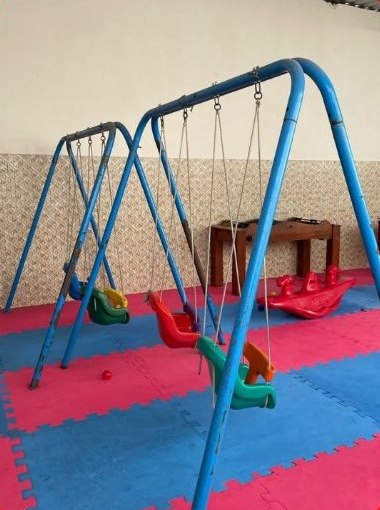 Balanços no parquinho coberto