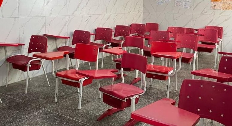 Sala do Fundamental I com carteiras vermelhas