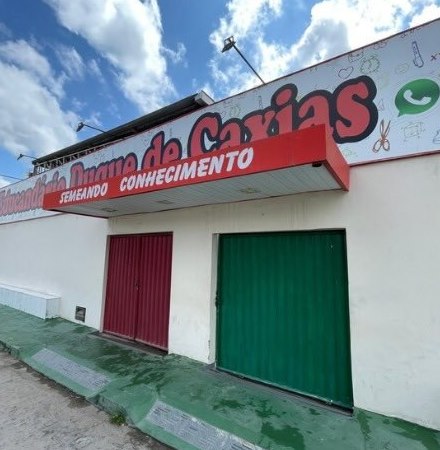 Fachada do Educandário Duque de Caxias com o letreiro Semeando Conhecimento