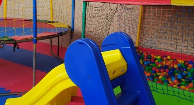 Escorregador, cama elástica e piscina de bolinhas no parquinho